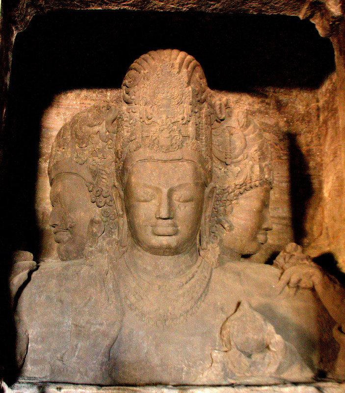 La Sainte Trinité, explication complète par Clarisse Delorient - Page 3 1200px-Elephanta-Caves-Trimurti