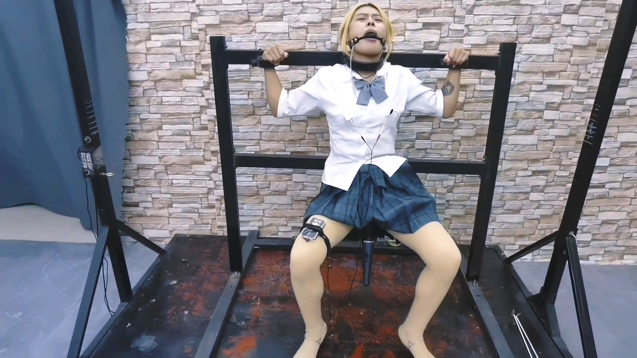 飞天原创 今天把JK女毒犯希希紧锢在拘束架上 凉兮_edit.mp4_20250816_090217.172