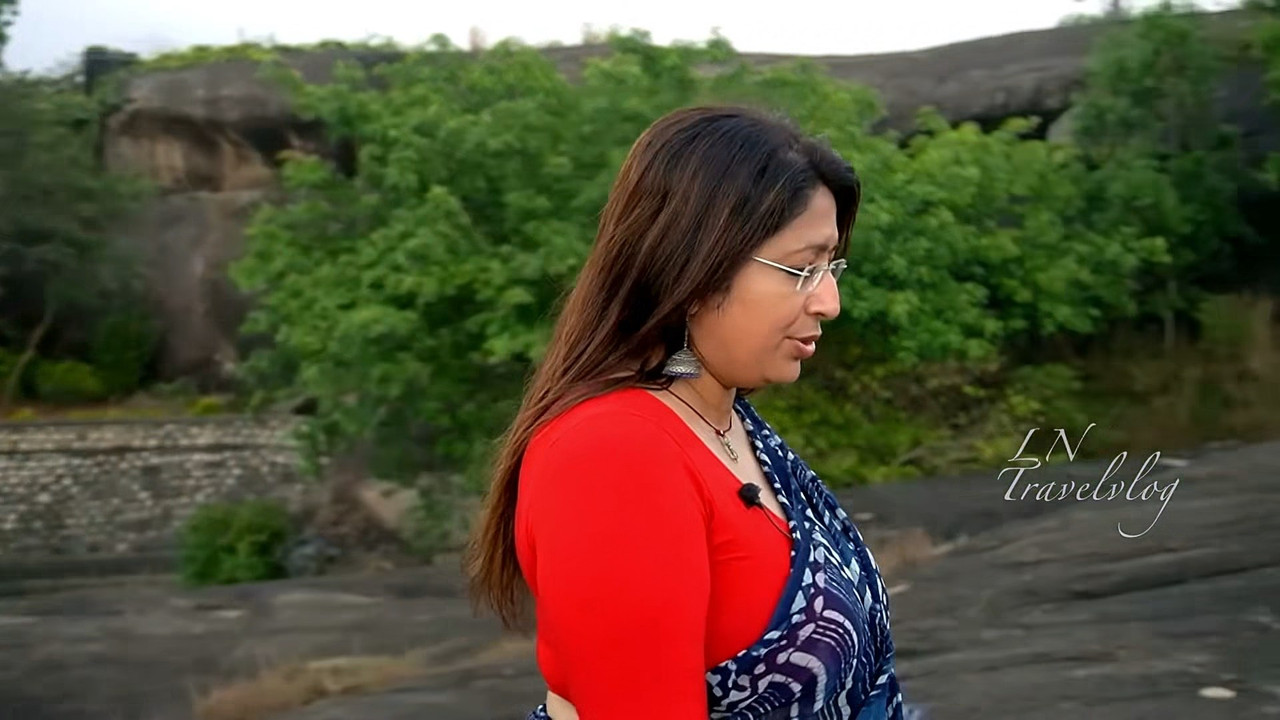 Lekshmi Nair Navel Slips,Huge Boobs and Ass.mkv_snapshot_01.46.742