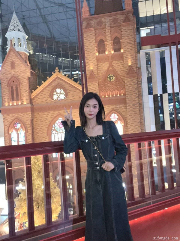 云南昆明高校【周闫妮】应聘时尚杂志模特遭变态面试官猥亵，全裸出镜 (1)