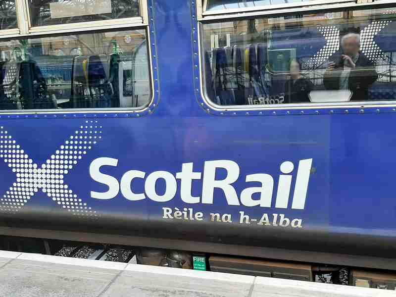 Wagon BR class 156 z nazwą przewoźnika po angielsku (ScotRail) i w szkockim gaelickim (Rèile na h-Alba)