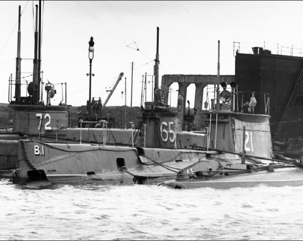 HMS B.1 в Госпорте