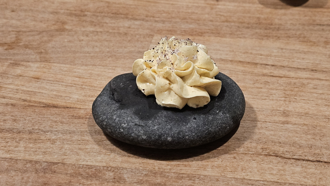 石頭上的奶油，等等要塗麵包的