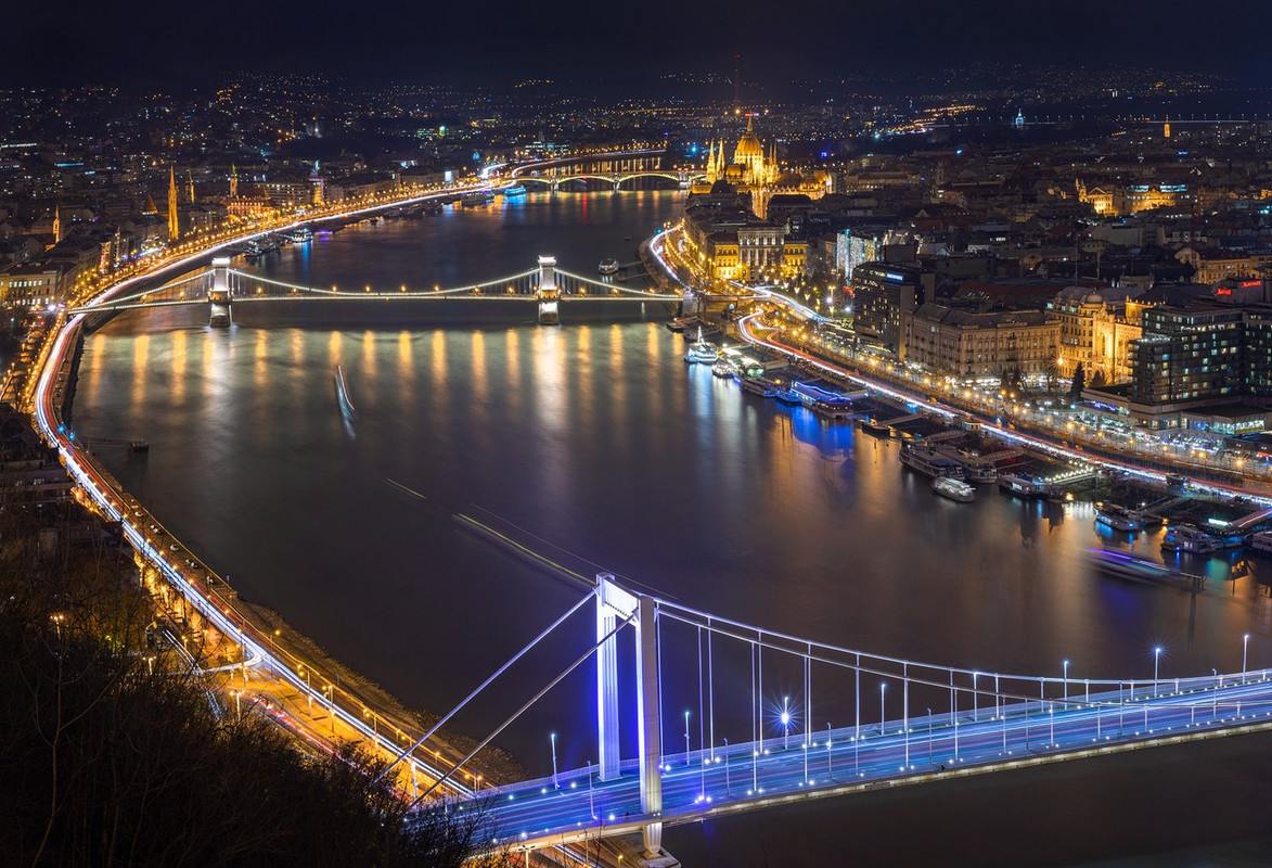blue-bridge-budapest-dis1.jpg