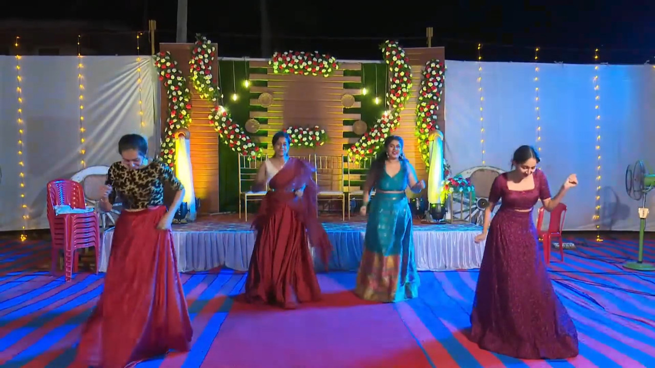 Cute mangalore chubby girl huge boobs and nipple pokie and other lady navel in saree.mp4_snapshot_01