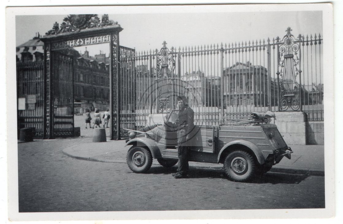 Soldat der Panzertruppe GD Posiert bei VW Kübelw