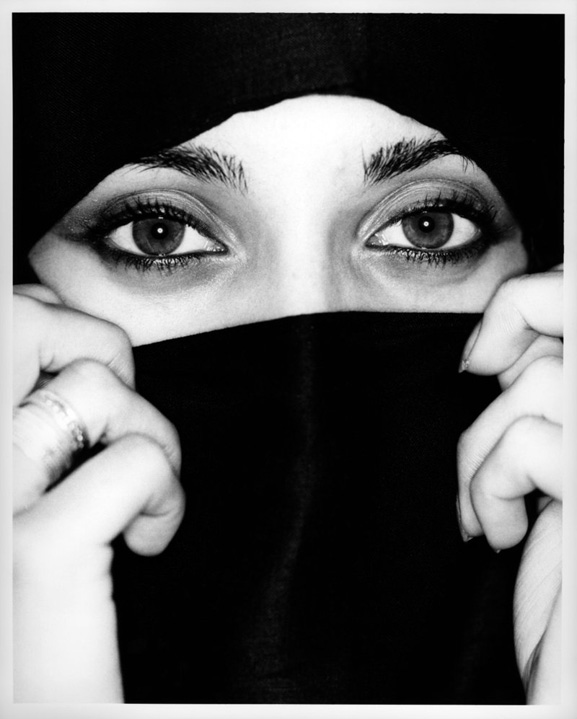 http://iranpoliticsclub.net/photos/chador1/images/Sexy%20Muslim%20Woman%20Chador%20Eyes%202.jpg
