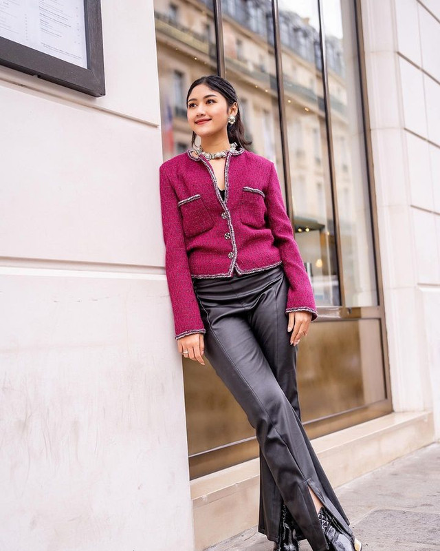 Erina Gudono pamerkan budaya Indonesia saat momen Paris Fashion Week.