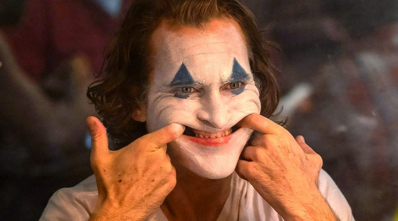 [Image: cropped-JOKER-CORINGA-JOAQUIN-PHOENIX-2-2-800x445.jpg]