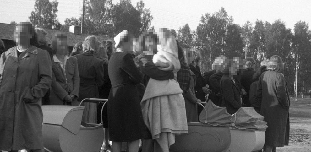 Abril de 1945. Un grupo de mujeres noruegas y sus hijos se dirige desde el municipio de Elverum hacia Alemania. Foto AFP