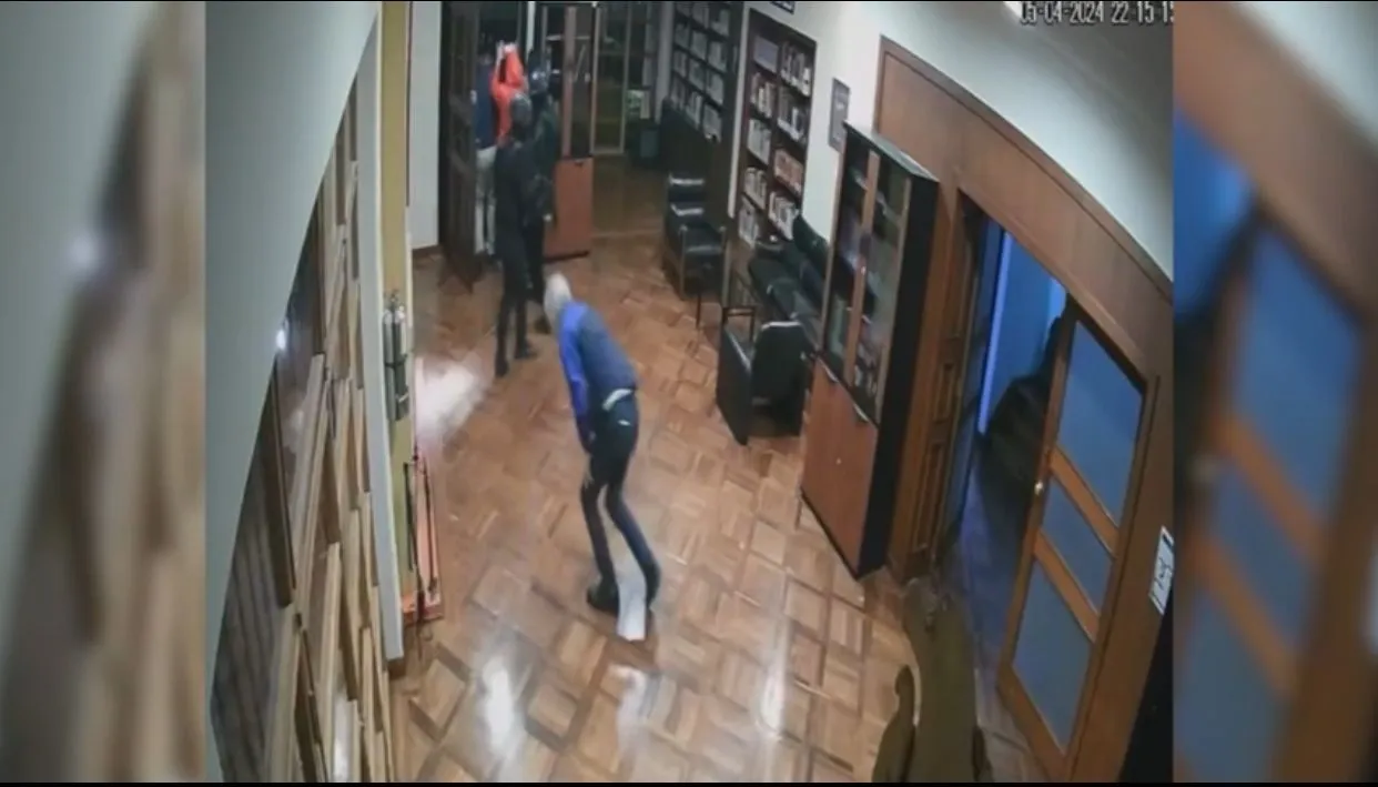 Revelan imágenes inéditas de irrupción de policías de Ecuador en la embajada de México