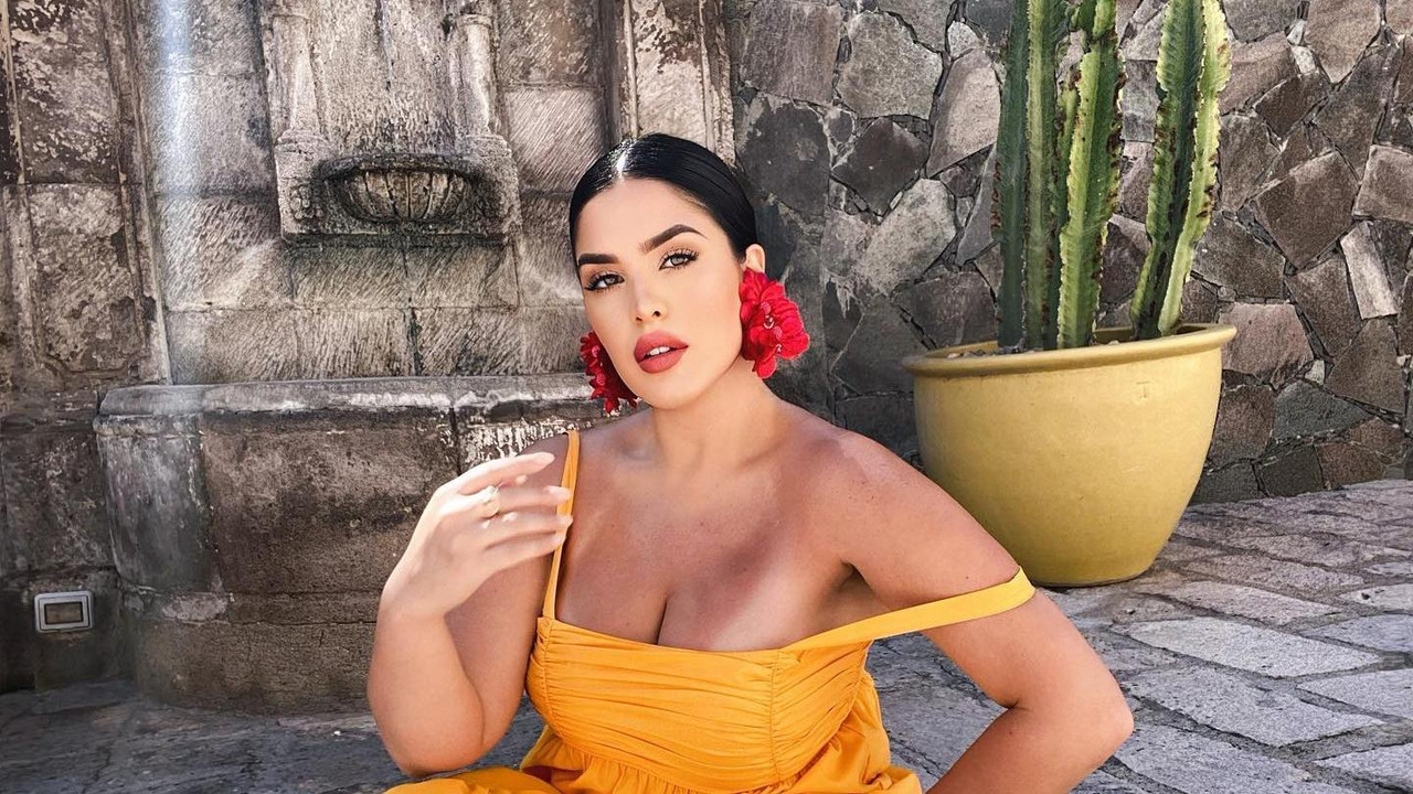 Curvy Zelma presume falda animal print ideal para chicas llenitas