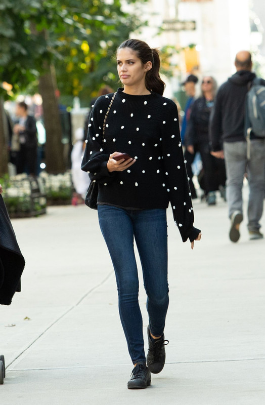sara-sampaio-out-at-washington-square-park-in-new-york-10-31-201