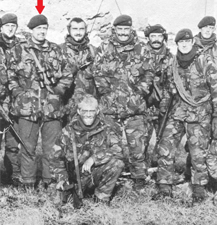 Royal-marines-45-cdo-izq-con-binoculares-tiene-chaqueta-paracaidista