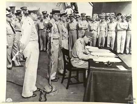 El general Philippe Leclerc fue el representante francés que firmó el documento de rendición japonesa en el USS Missouri El general Philippe Leclerc fue el representante francés que firmó el documento de rendición japonesa en el USS Missouri