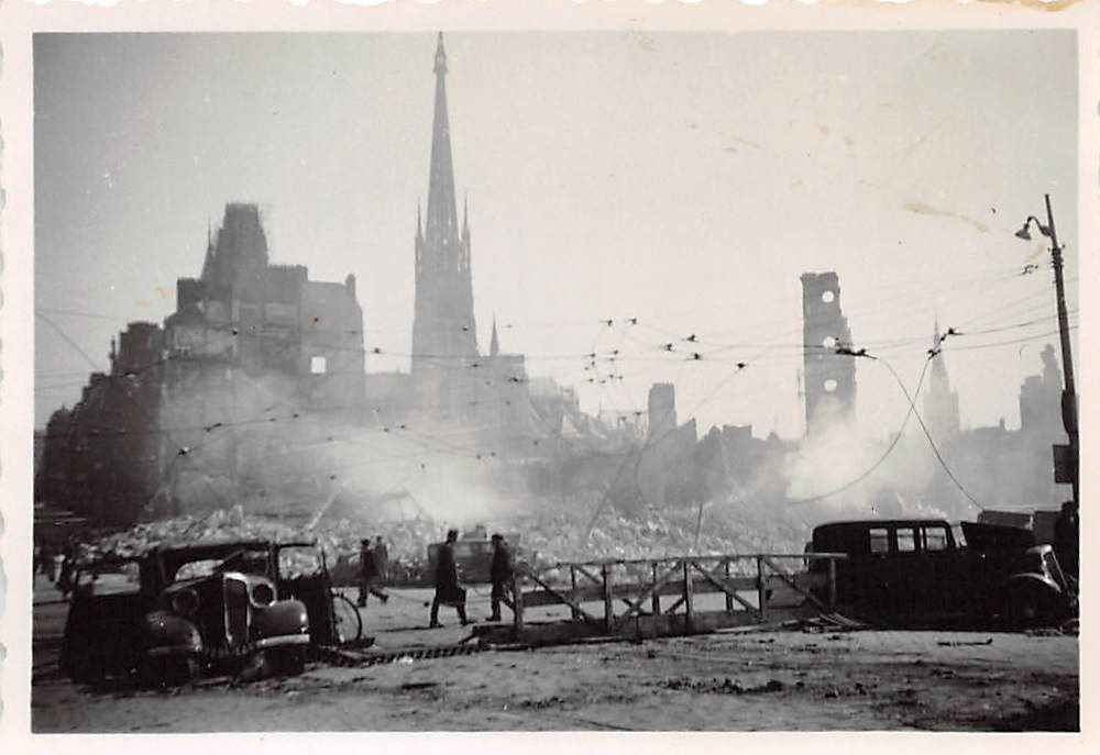 Zerstörte PKW und Häuser an der Kathedrale Rouen