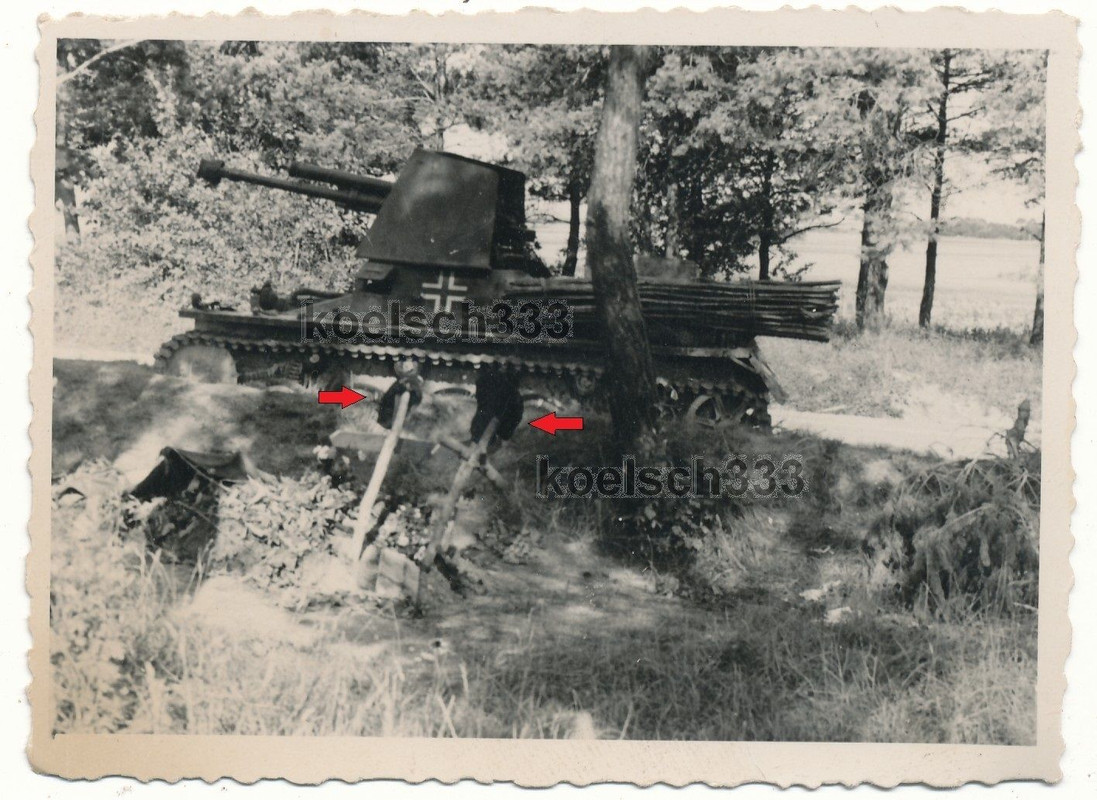 Panzerjäger Gräber vor Jagdpanzer I Panzer Selbs