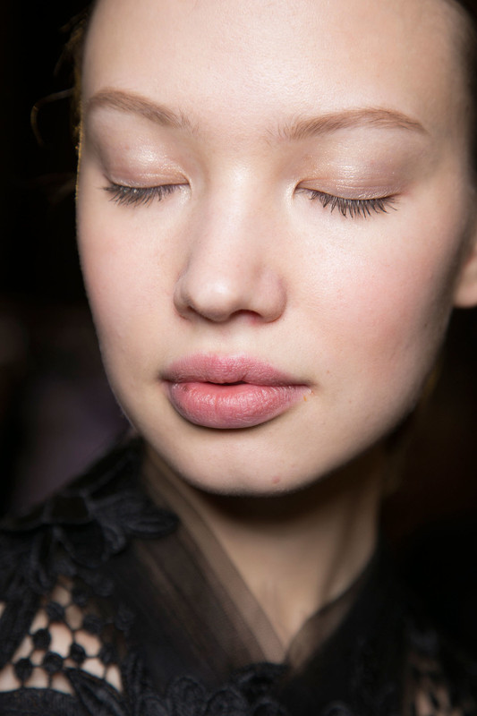 Valentin Yudashkin Fall 2016 Backstage B3WqOuy-X