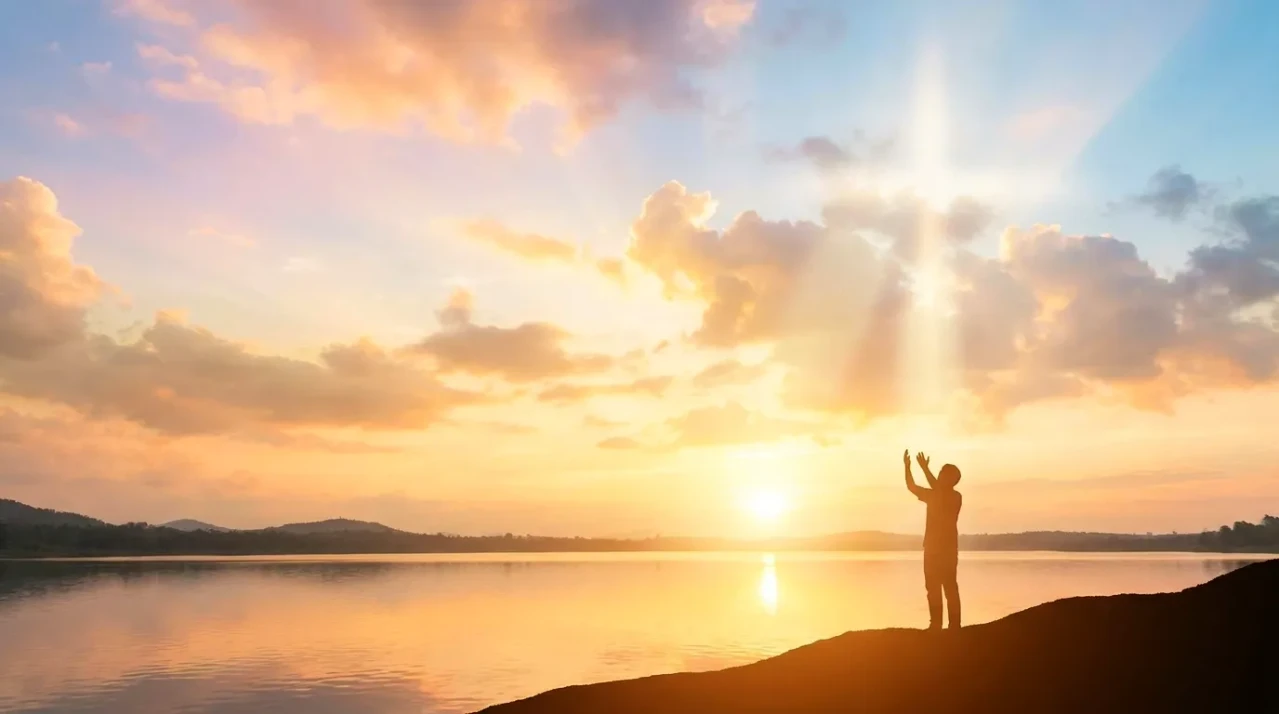 persona orando con ansiedad y recibiendo luz de paz divina