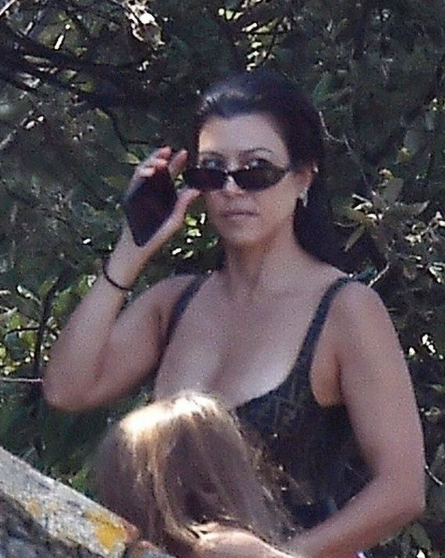 Kourtney-Kardashian-Upskirt-STARS-com-11