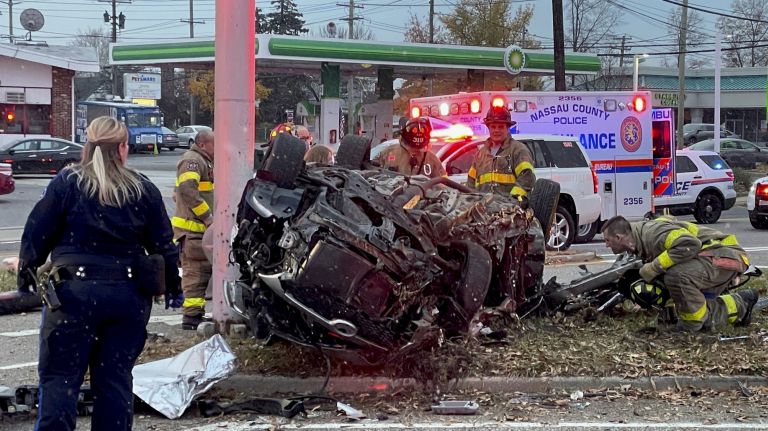 2 dead in North New Hyde Park crash