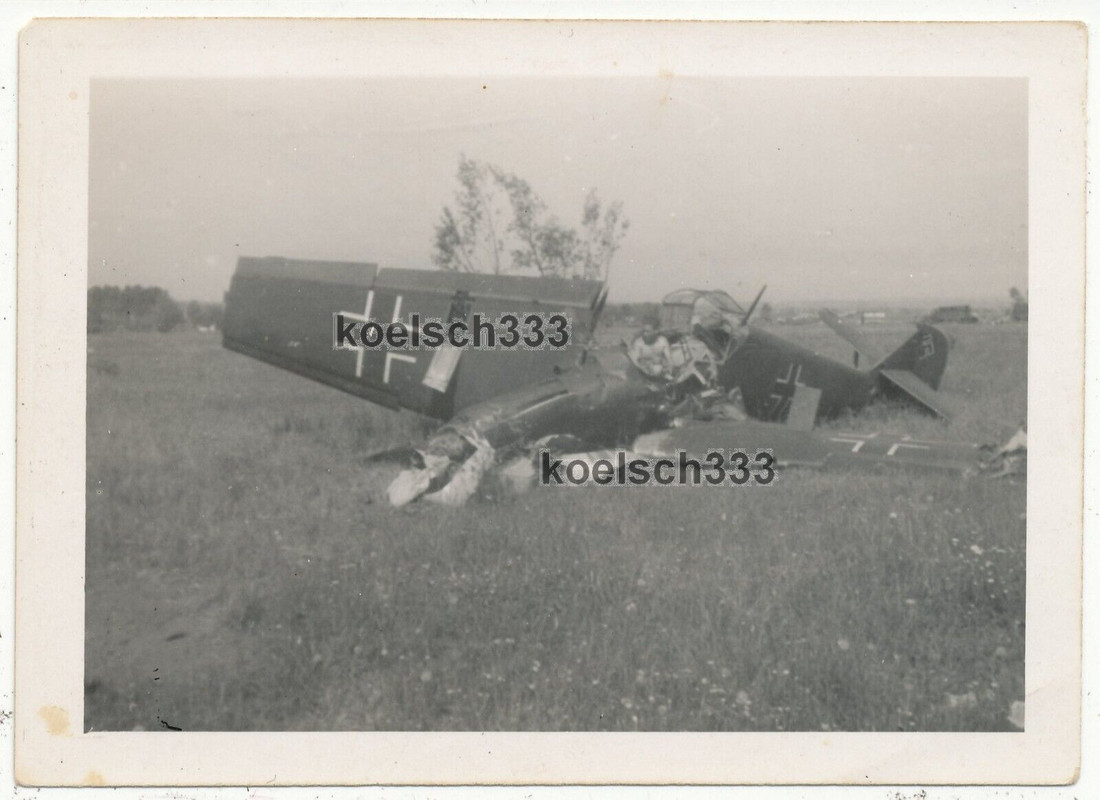 Foto JG 53 Me 109 Flugzeug Pilot durch Kopfschuss gefallen ! Pyjama im Gepäck !