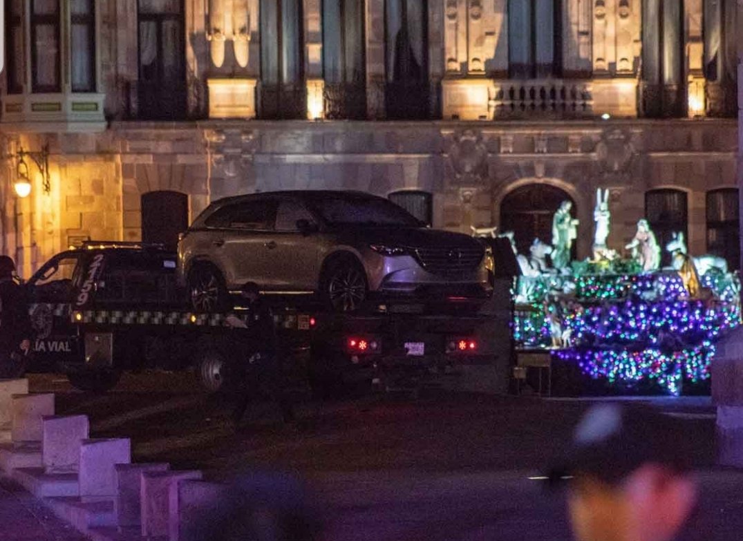 En Zacatecas abandonan camioneta con cadáveres frente al Palacio de Gobierno