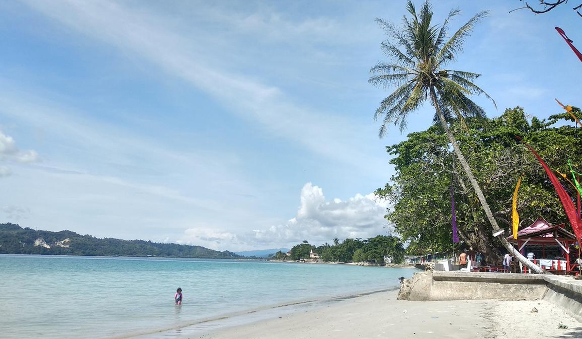 Keindahan Tersembunyi Pantai Natsepa, Surga Pasir Putih di Maluku!