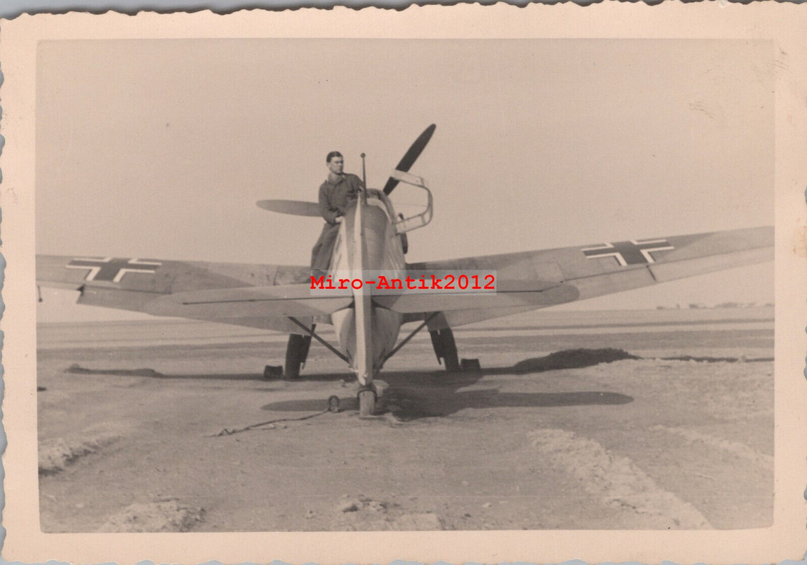 Foto, Pilot Hans Tilly, Jagdfliegerschule Werneuchen, Me 109 Nummer 5,2 (N)50834