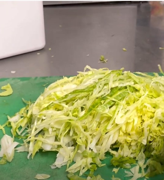 How to cut lettuce for burgers