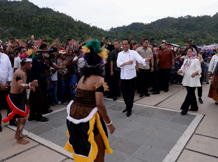 Jokowi dan Iriana saat ikut menari tarian seka.