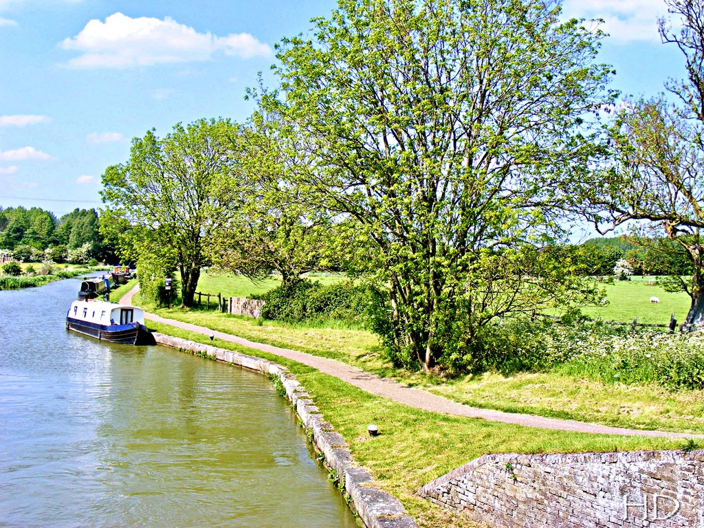 Narrowboat-moorings-canal.jpg