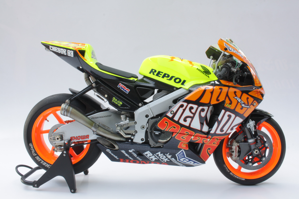 Tamiya 1/12 Repsol Honda RC211V '03 - Rossi, Valencia Tamiya 1/12 Repsol Honda RC211V '03 - Rossi, Valencia