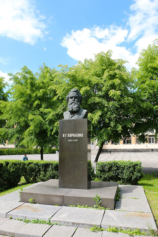 Житомир,_Майдан_Короленка,_Пам'ятник_В._Г._Короленку_—_російському_письменнику