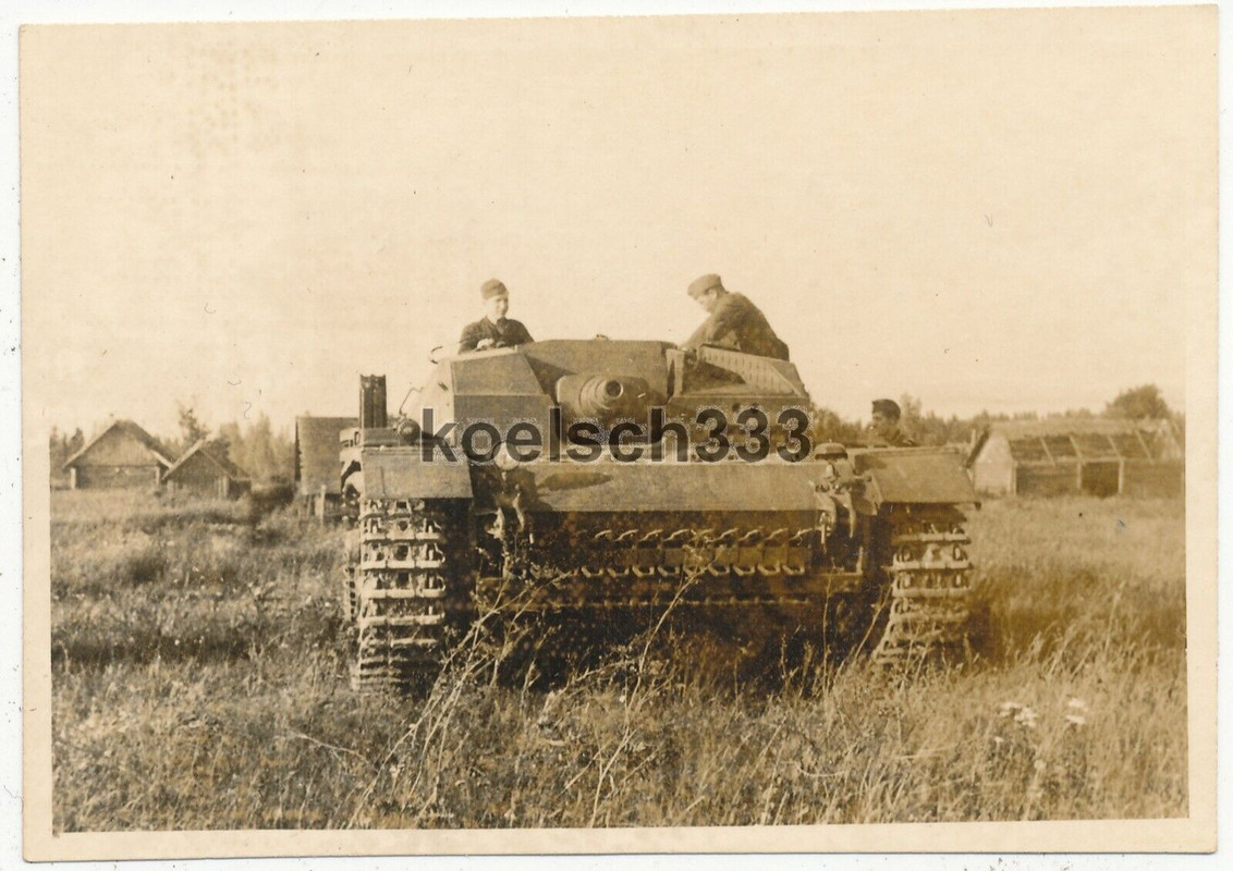 Foto Soldaten der Wehrmacht mit Sturmgeschütz Panzer in Russland Sturmartillerie (1)