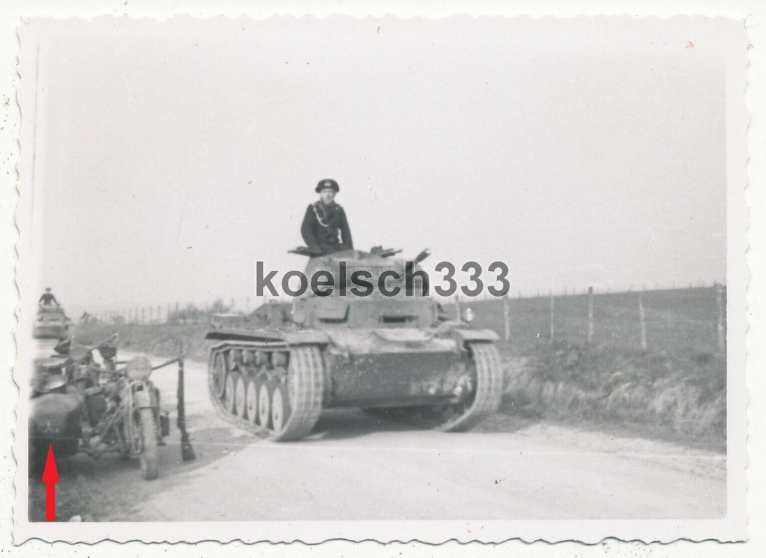 Foto Panzer II der Wehrmacht rollt neben Motorrädern der 5. Panzer Div. vorbei !