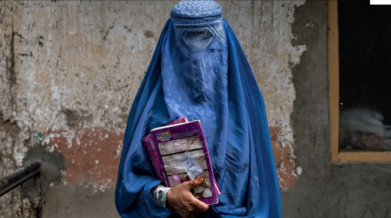 Afganistán: Profesor es detenido por denunciar injusticias a mujeres; será interrogado