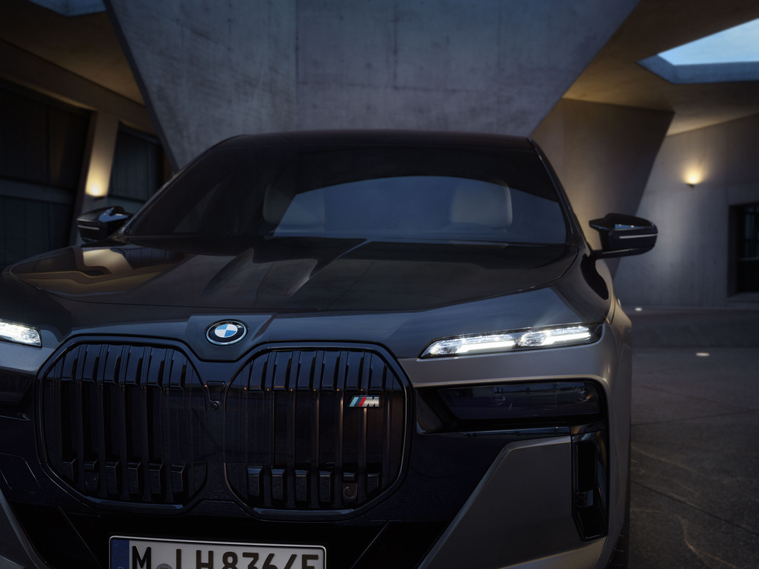 P90458401_highRes_the-new-bmw-m760e-xd