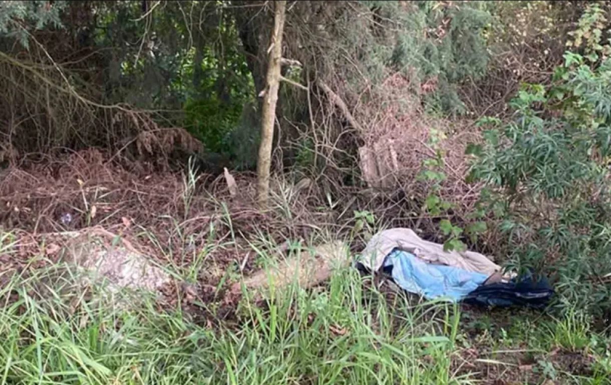 Entre bolsas de plástico y cobijas hallan el cuerpo de una chica