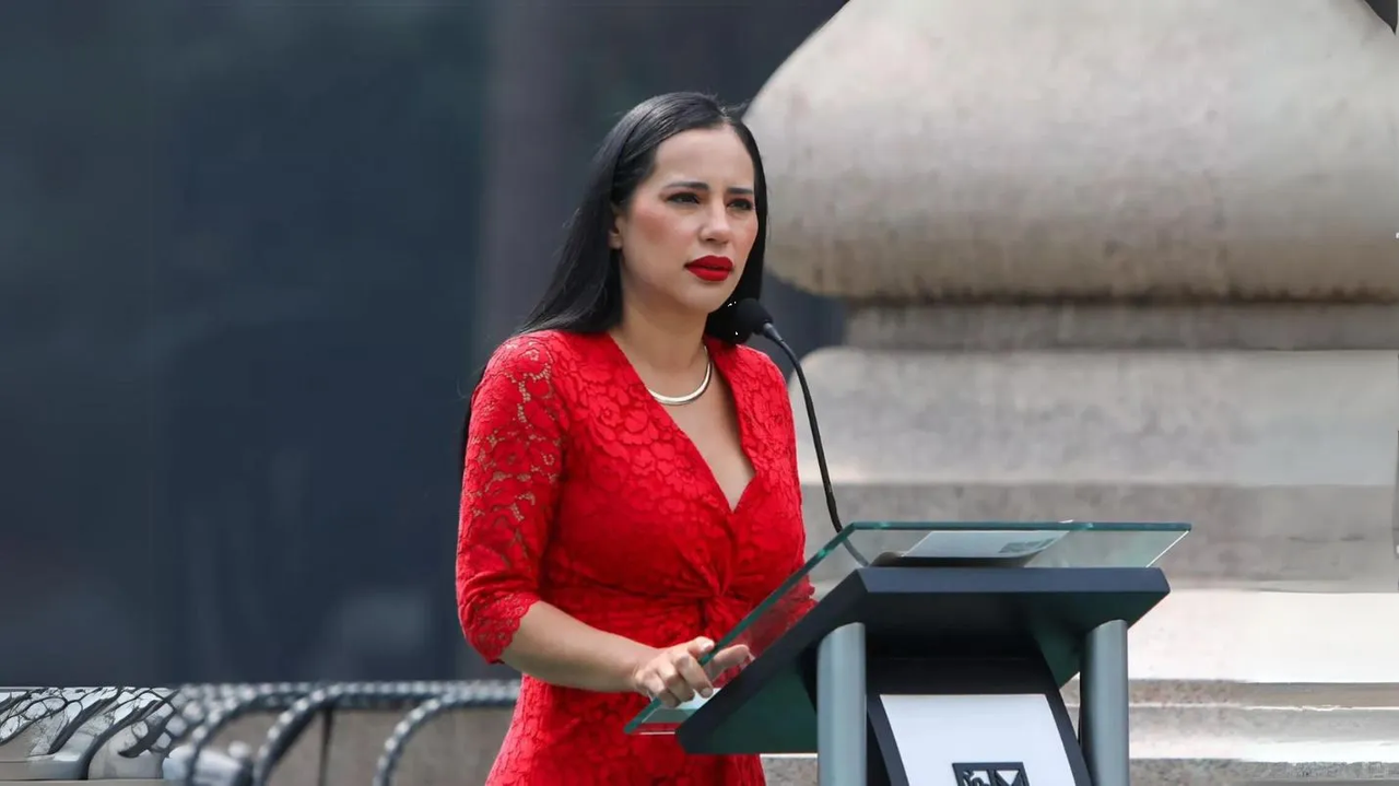 Sandra Cuevas denuncia incumplimiento con la suspensión para el Ángel de la Independencia