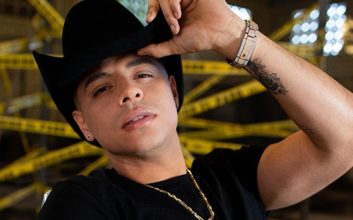 Eduin Caz de Grupo Firme en redes luce sus músculos durante su entrenamiento 