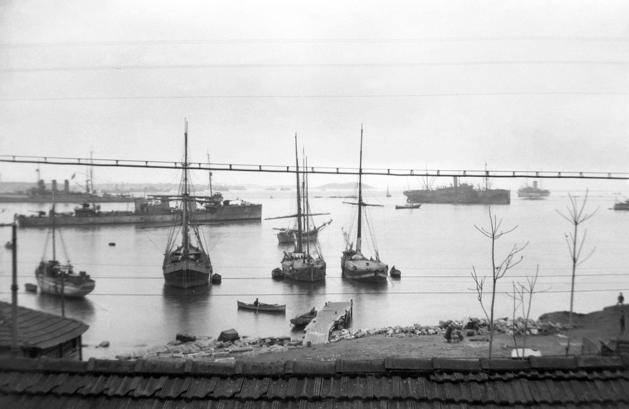 ЭМ «R.1» (Беспокойный), за ним броненосец Roma, справа неизвестный транспорт и правее транспорт Daci