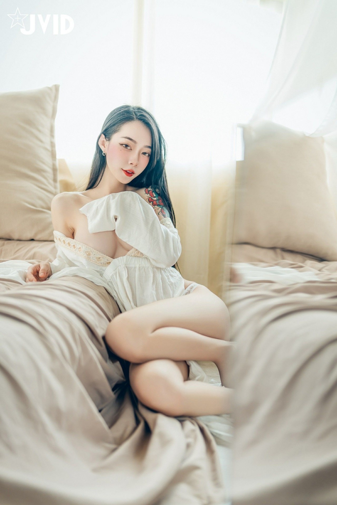 jvid 飄 飄《女神比基尼》美女写真，躺在浴缸场景，尽显性感姿态插图2