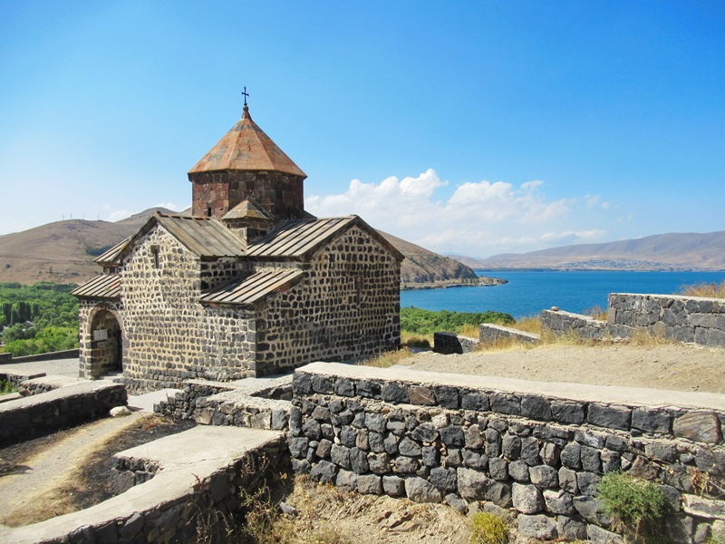 Армения - страна храмов, гор, камней и...