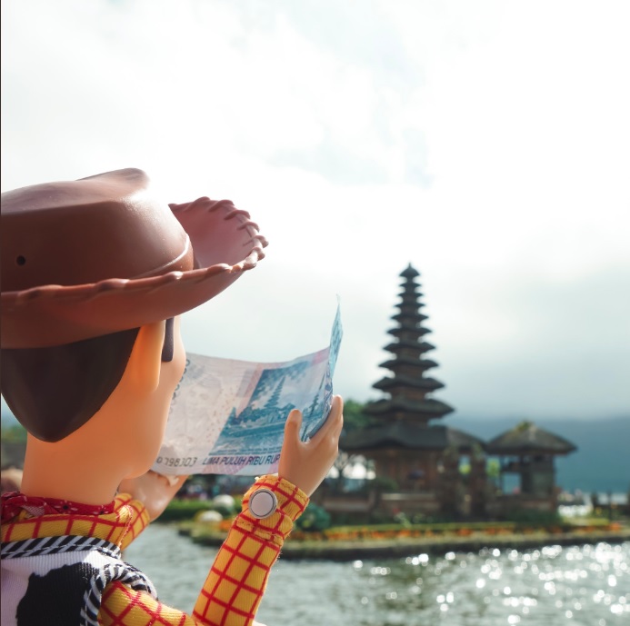 Woody menatap Pura Ulun Danu BEratan di lembaran uang Rp 50 ribuan dan aslinya.