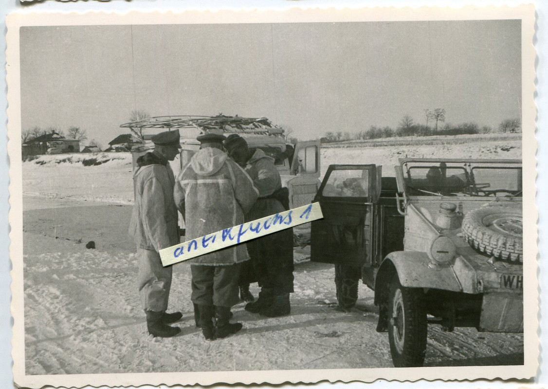 VW-Kübelwagen mit General und Funkwagen im Winter 1944