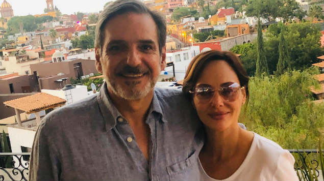 Captan a Lilly Téllez subiendo a un Porsche; asegura que es prestado