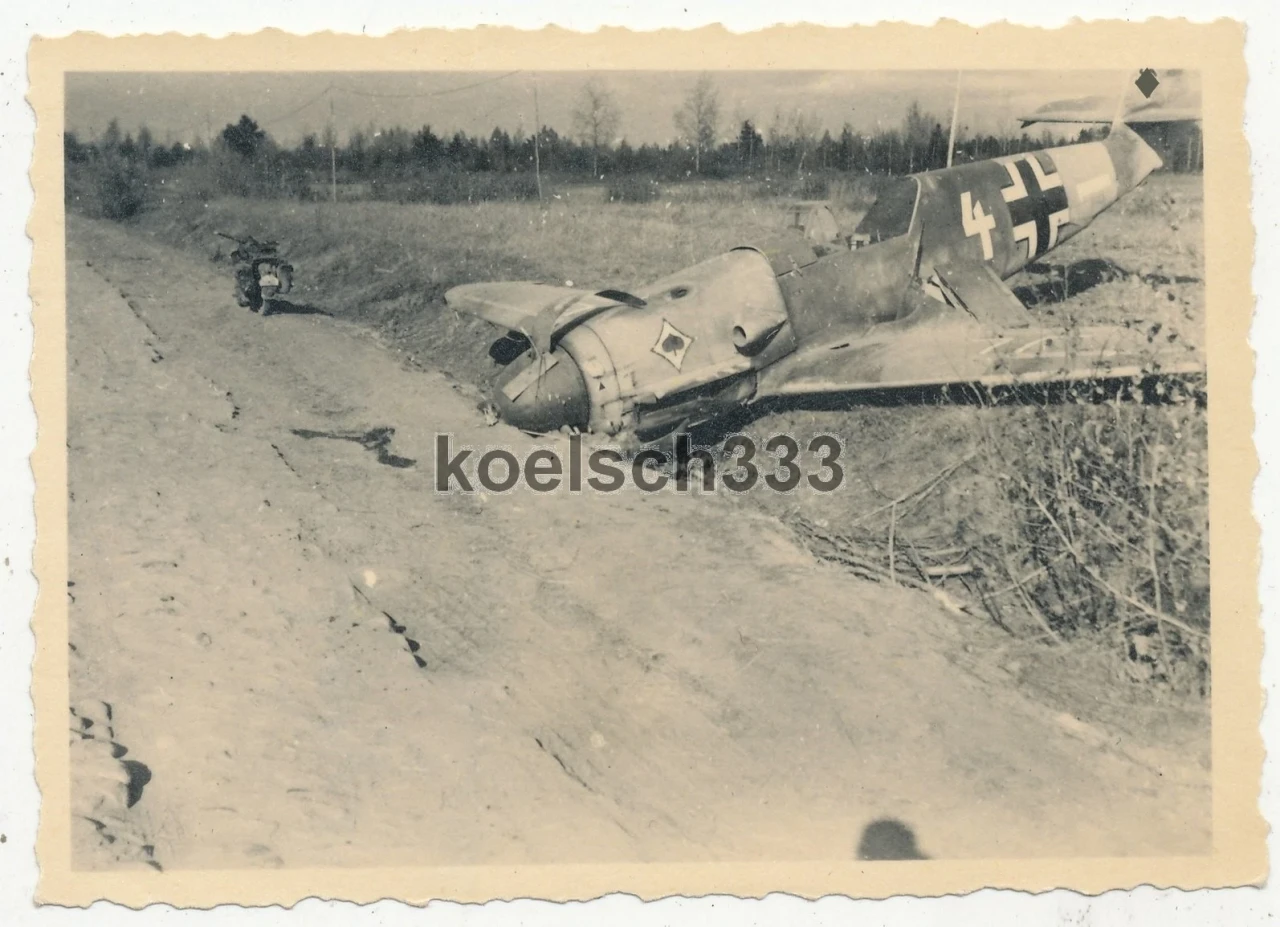 Foto Messerschmitt Bf 109 Flugzeug vom Jagdgeschwader 53 Pik As an der Ostfront