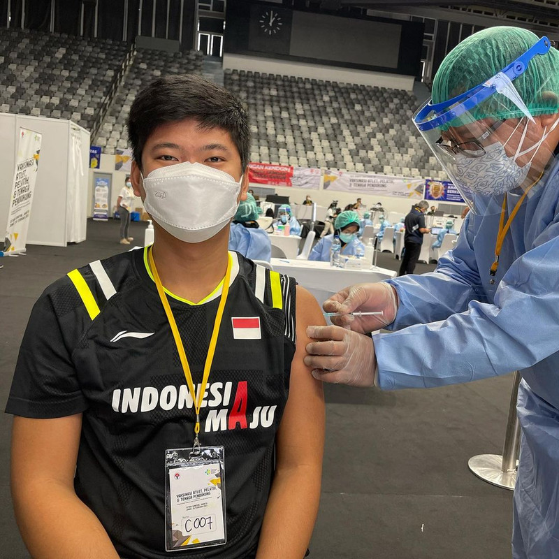 Atlet bulutangkis Indonesia sekaligus pemain ganda campuran Praveen Jordan saat mendapatkan suntikan vaksin pertama.