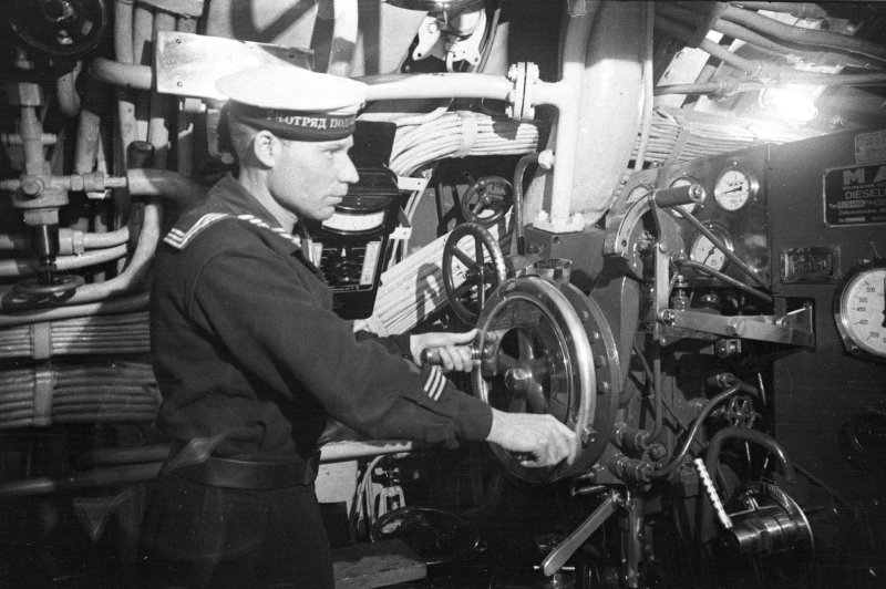 С-1 Седько С.Н. старшина группы мотористов за пуском дизеля, 1940г.
